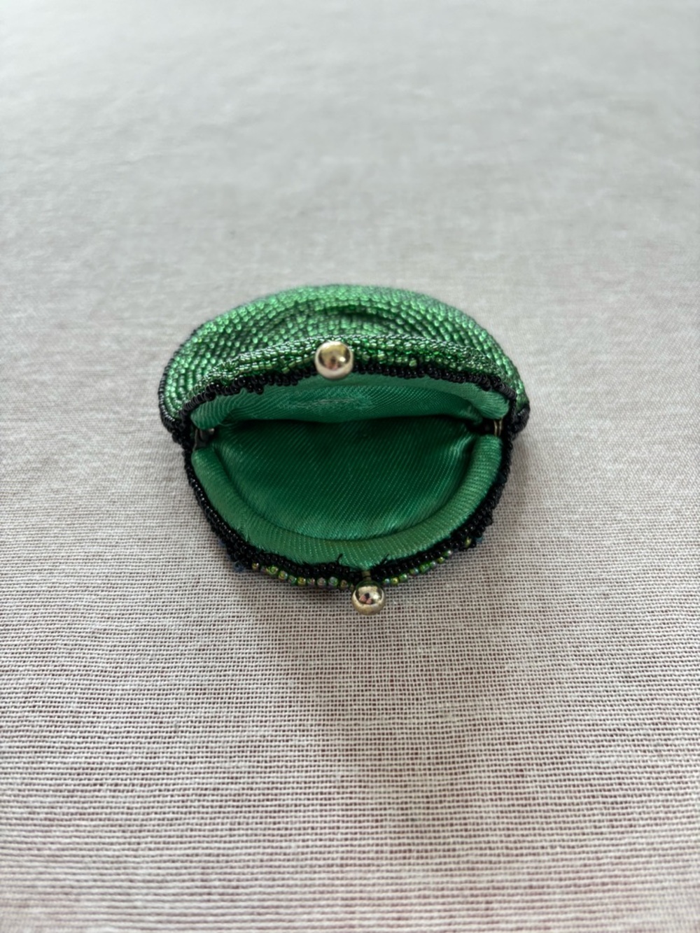 Vintage green beaded artisan funky boho unique kiss lock coin purse. - Picture 8 of 10